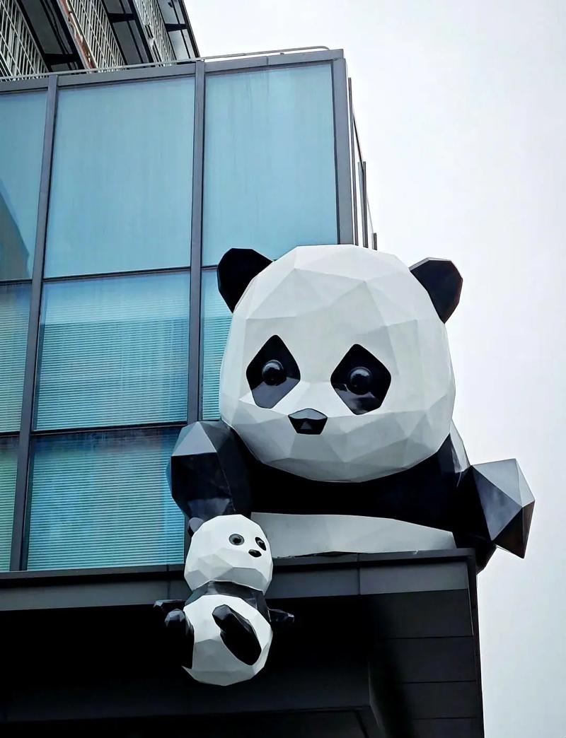 玻璃钢大熊猫雕塑 当国宝遇上现代工艺，萌动城市每一角